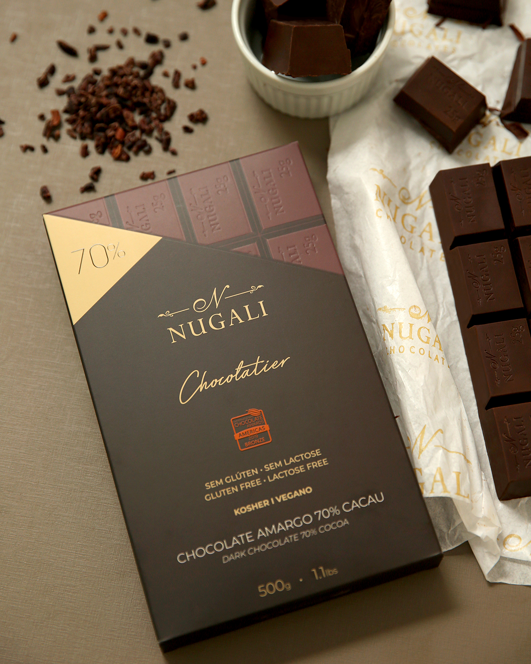 Chocolate amargo 70% cacau, saudável, sem ingredientes de origem animal, sem conservantes, corantes ou aromatizantes artificiais. Sem glúten, sem lactose. Fonte de fibras, Certificado Vegano e Kosher