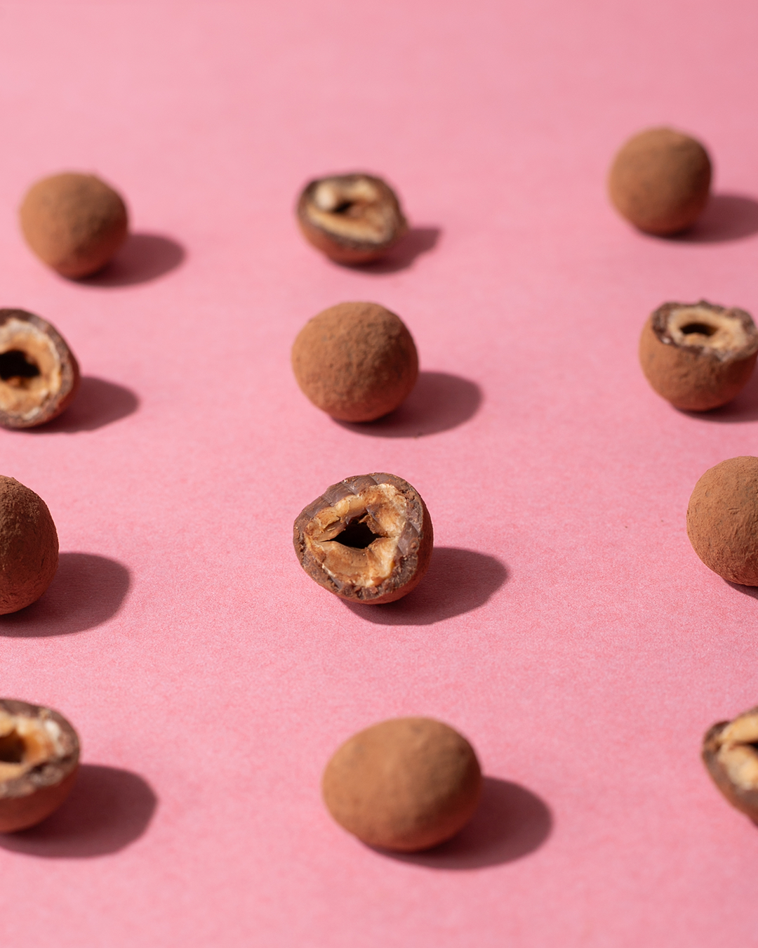 Dragée de avelãs premium cobertas com chocolate ao leite 45% cacau Nugali, mostrando a crocância das avelãs e a cremosidade do chocolate, gourmet, saudável e sustentável.