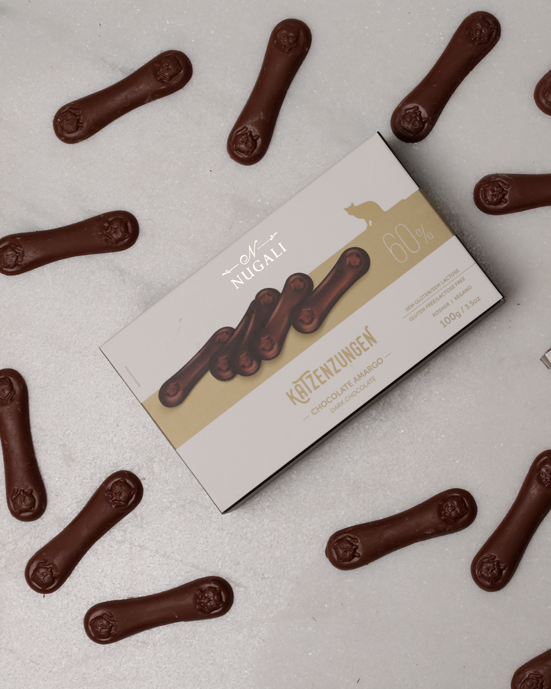 Katzenzungen Chocolate Amargo 60% se destaca pela sua pureza. Receita é totalmente livre de ingredientes de origem animal, não contém lactose nem qualquer derivado de leite, sendo uma excelente opção para pessoas com intolerância à lactose ou alergia à proteína do leite, além de atender quem segue uma alimentação vegana.