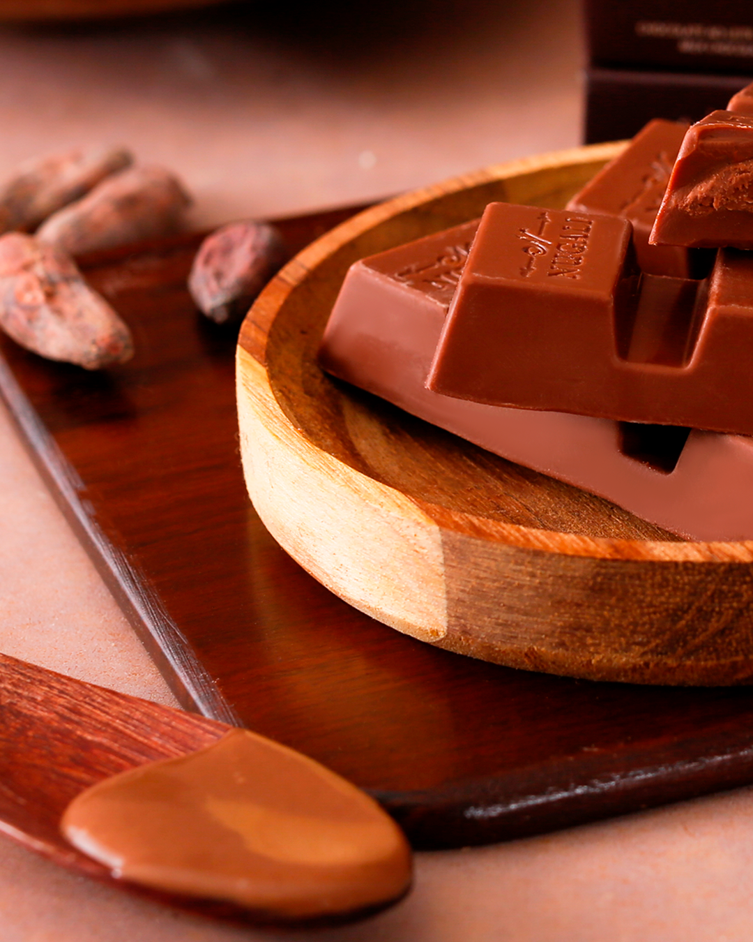 Tablete de chocolate ao leite com recheio de ganache de chocolate, feito com chocolate ao leite premiado e ingredientes selecionados, cremoso e irresistível.