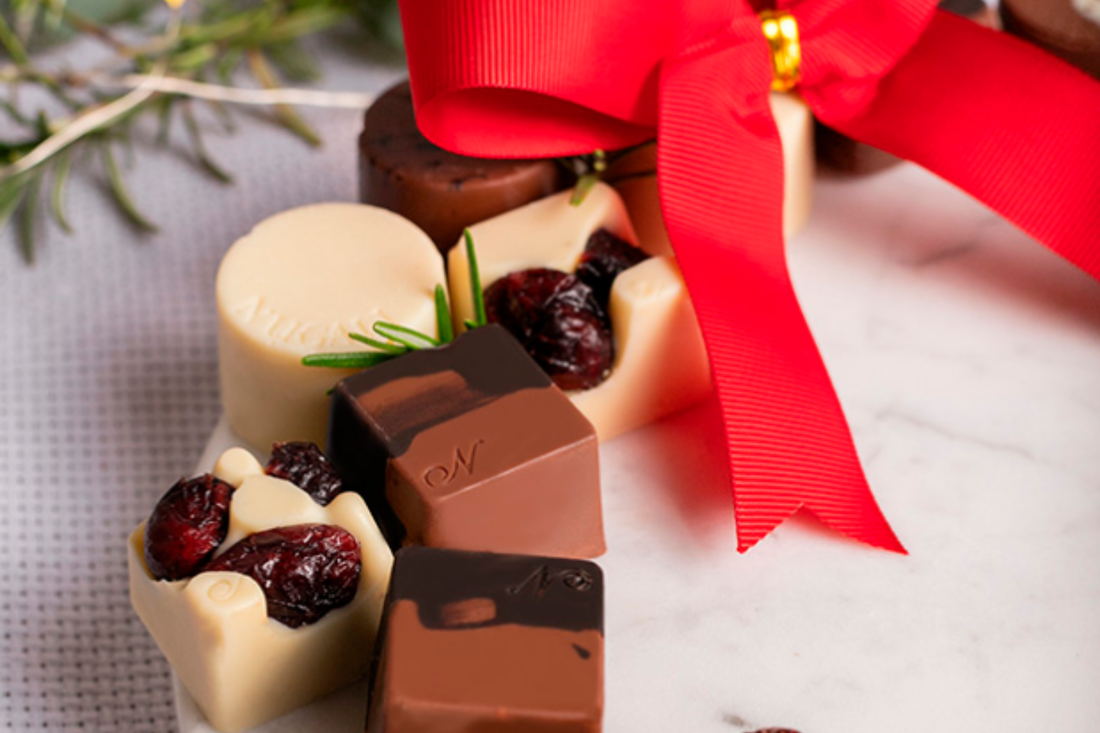 Faça sua guirlanda de mesa com bombons!