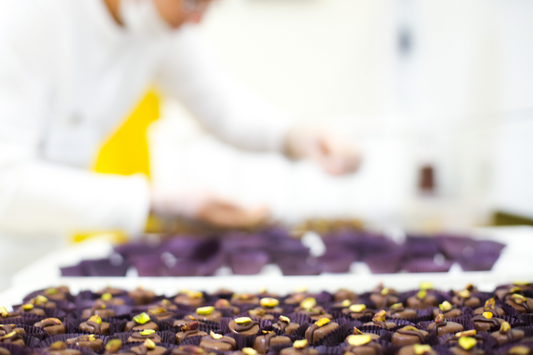 Descubra como é feito o chocolate