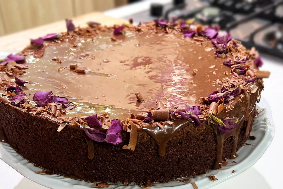 Bolo cremoso de chocolate com ganache feito com chocolates Nugali, servido em fatias.