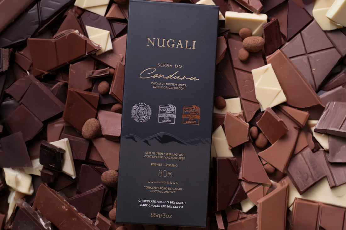 Primeiro chocolate bean to bar do Brasil, Nugali Serra do Conduru 80% Cacau, lançado em 2006 e produzido com cacau de origem brasileira. 