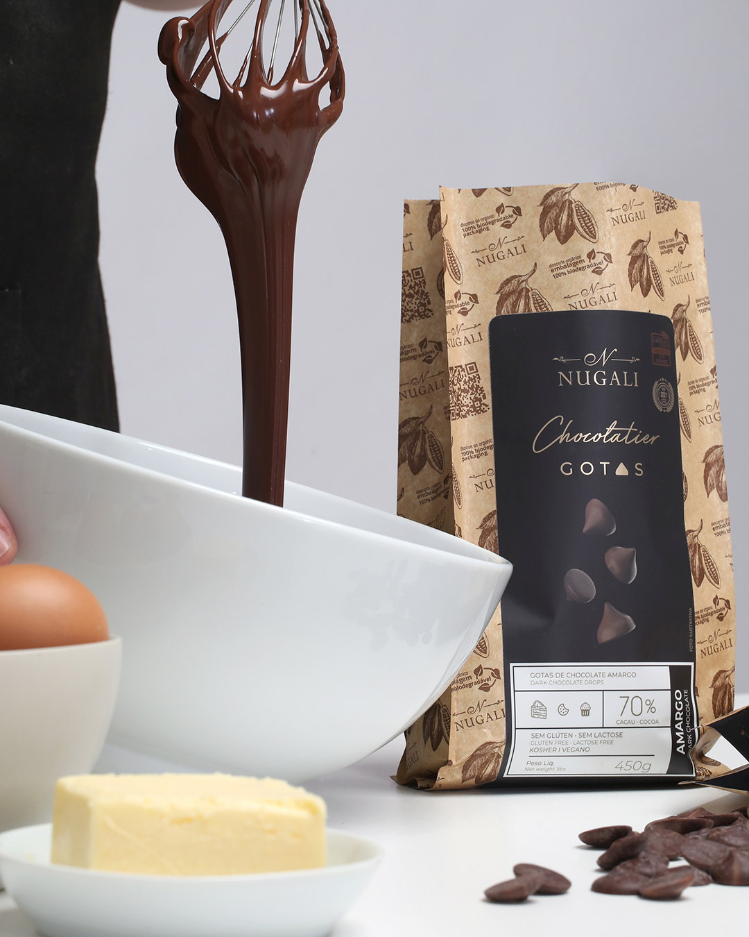 Gotas de Chocolate Amargo 70% Cacau Nugali possui alto teor de cacau e menos açúcar, essas gotas são naturalmente ricas em flavonoides, poderosos antioxidantes que oferecem benefícios à saúde, tornando cada preparo saboroso e mais nutritivo.