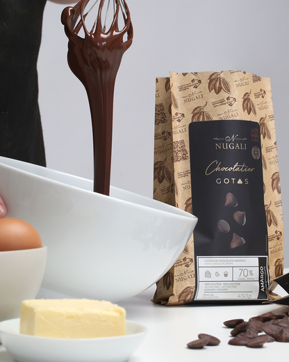 Gotas de Chocolate Amargo 70% Cacau Nugali possui alto teor de cacau e menos açúcar, essas gotas são naturalmente ricas em flavonoides, poderosos antioxidantes que oferecem benefícios à saúde, tornando cada preparo saboroso e mais nutritivo.