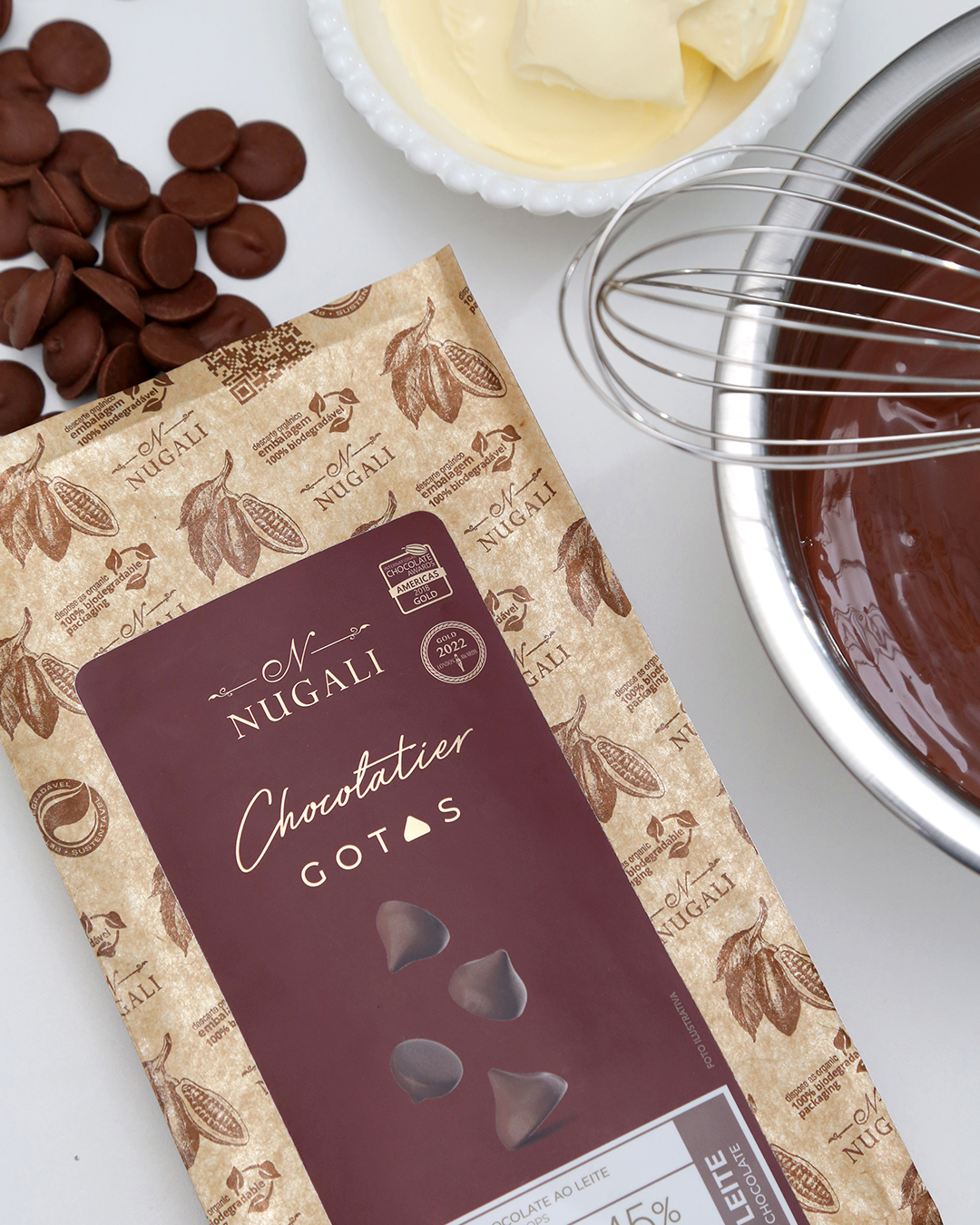 Gotas de Chocolate Ao Leite, cremosas e premiadas, feitas com cacau selecionado, leite integral e baunilha natural, ideais para receitas, derretimento fácil e decoração gourmet.