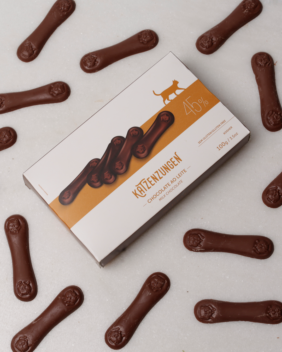 Delicadas lâminas de chocolate língua de gato Nugali 45% cacau, cremosas e feitas com ingredientes naturais premium.