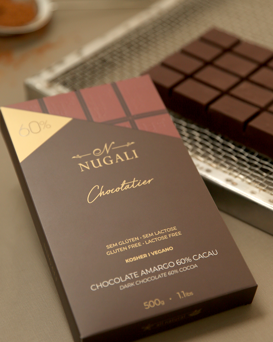 Chocolate amargo 60% cacau, saudável, sem ingredientes de origem animal, sem conservantes, corantes ou aromatizantes artificiais. Sem glúten, sem lactose. Certificado Vegano e Kosher.