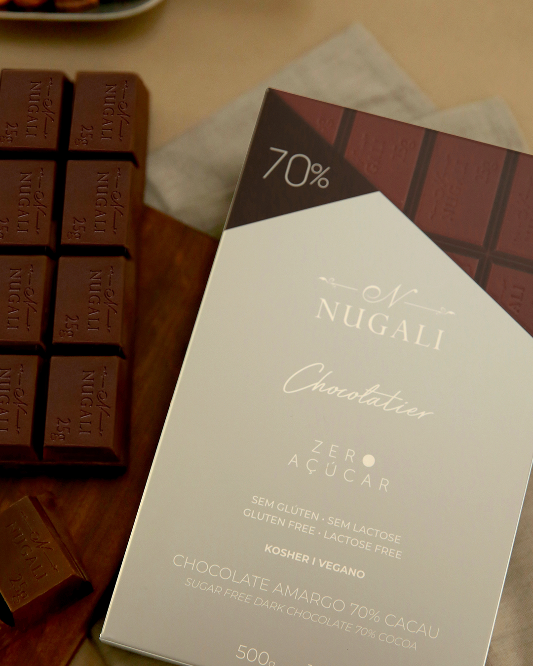 Chocolate amargo 70% zero açúcar, saudável, sem ingredientes de origem animal, sem conservantes, corantes ou aromatizantes artificiais. Não contém glicose, sacarose e frutose. Sem glúten, sem lactose, sem açúcar. Certificado Vegano e Kosher.