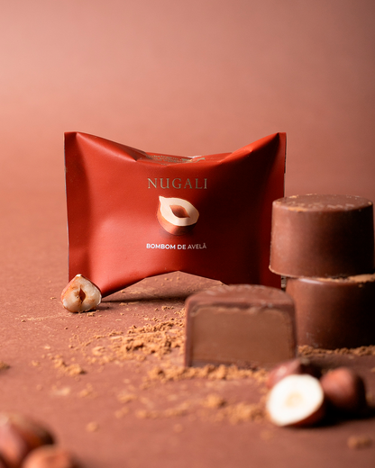 Bombons de avelã Nugali com recheio cremoso e chocolate ao leite, feitos com ingredientes naturais e sabor autêntico.