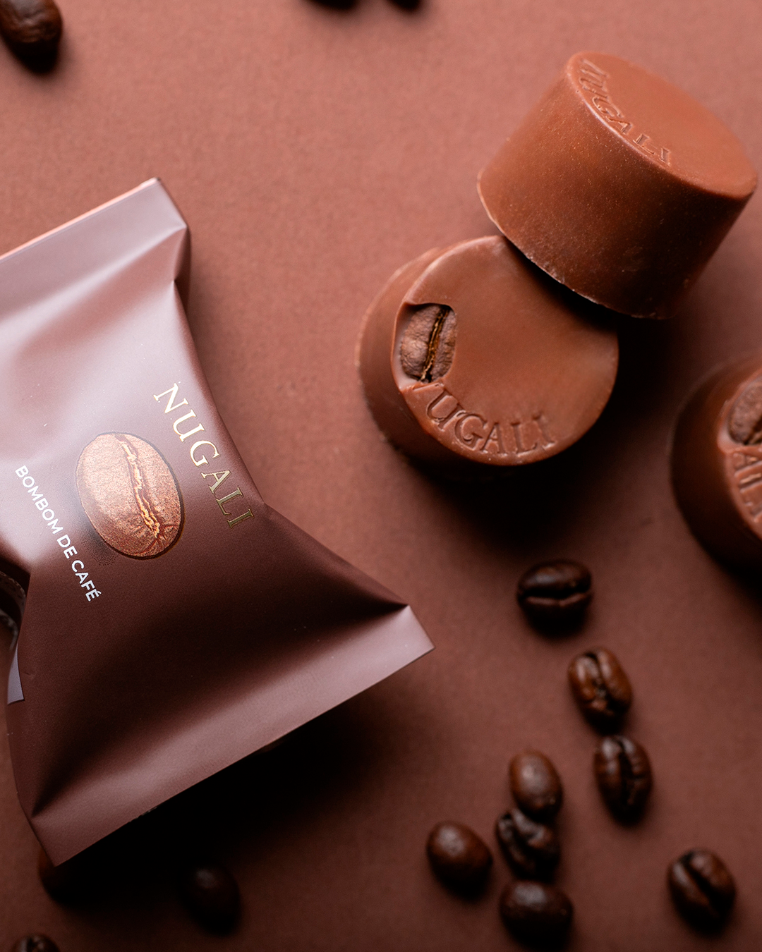 Caixa de bombons de café Nugali com chocolate ao leite cremoso, ideal para presentear ou degustar momentos especiais.