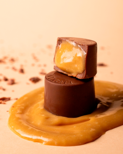 Tablete de chocolate ao leite com recheio de caramelo artesanal, cremoso e certificado Kosher.
