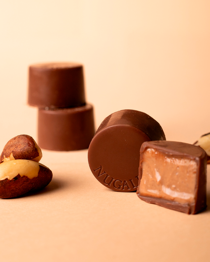 Bombons de castanha-do-pará Nugali, com recheio cremoso e chocolate ao leite, perfeitos para presentear ou desfrutar momentos especiais.