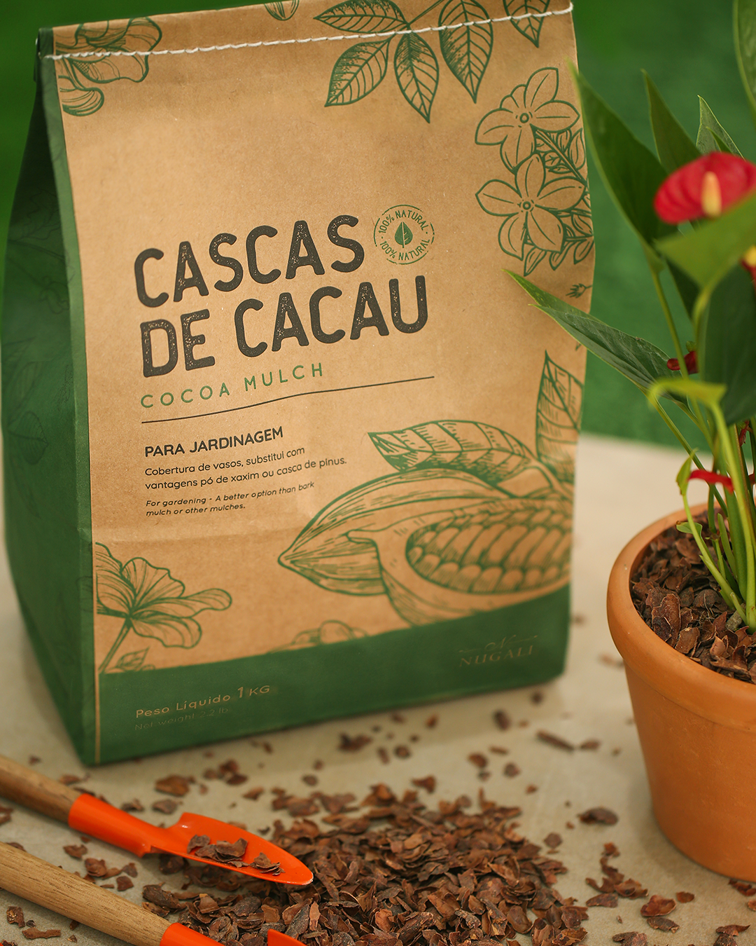 Cascas de cacau Nugali podem ser aplicadas em vasos e canteiros, adubando o solo de forma sustentável e natural.