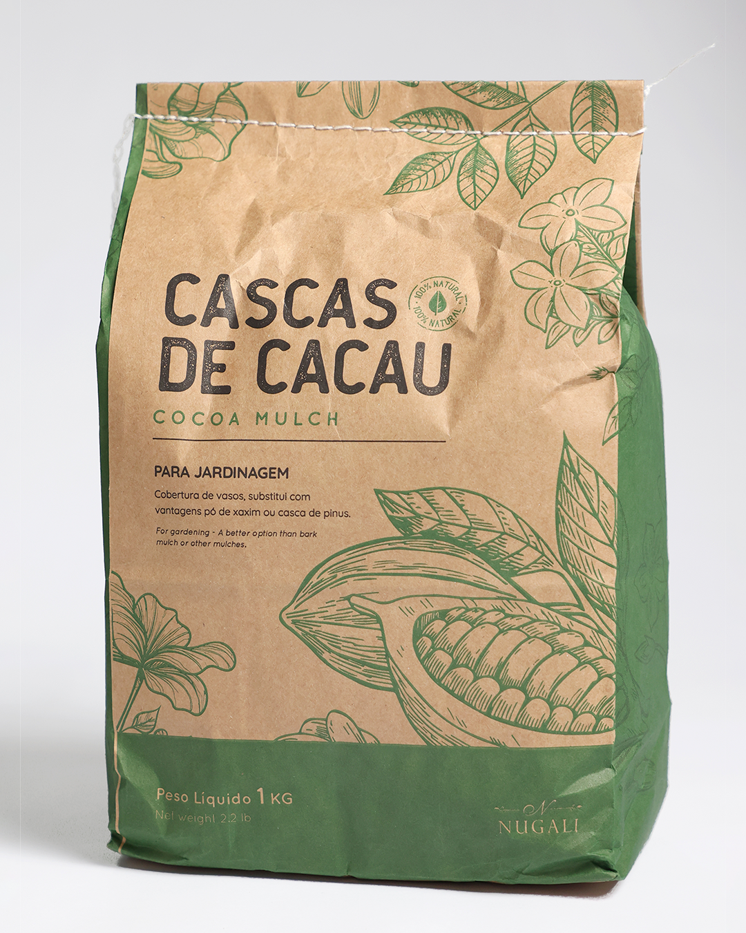 Cascas de cacau Nugali podem ser aplicadas em vasos e canteiros, adubando o solo de forma sustentável e natural.