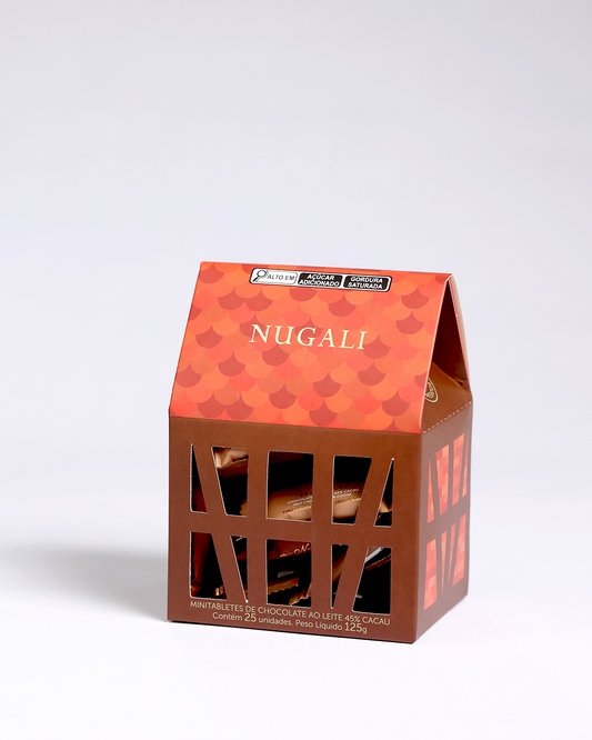 Caixinha Enxaimel Nugali, 25 mini tabletes de Chocolate ao Leite 45% Cacau, irresistivelmente cremosos e premiados, em embalagem inspirada em casas enxaimel, perfeita para encantar e presentear.