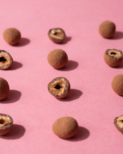 Dragée de avelãs premium cobertas com chocolate ao leite 45% cacau Nugali, mostrando a crocância das avelãs e a cremosidade do chocolate, gourmet, saudável e sustentável.