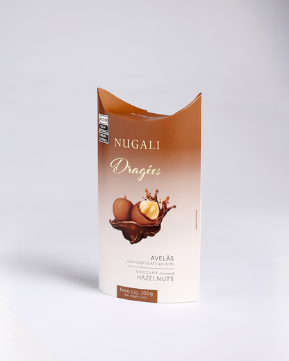 Dragée de avelãs premium cobertas com chocolate ao leite 45% cacau Nugali, mostrando a crocância das avelãs e a cremosidade do chocolate, gourmet, saudável e sustentável.