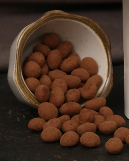 Grãos de café Arábica de torra suave cobertos com chocolate ao leite 45% cacau, crocantes e premiados com Medalha de Prata, sem glúten, sem soja, livre de gorduras trans e com ingredientes naturais.