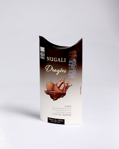 Grãos de café Arábica de torra suave cobertos com chocolate ao leite 45% cacau, crocantes e premiados com Medalha de Prata, sem glúten, sem soja, livre de gorduras trans e com ingredientes naturais.