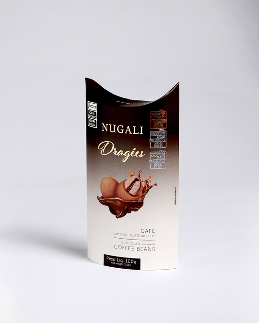 Grãos de café Arábica de torra suave cobertos com chocolate ao leite 45% cacau, crocantes e premiados com Medalha de Prata, sem glúten, sem soja, livre de gorduras trans e com ingredientes naturais.