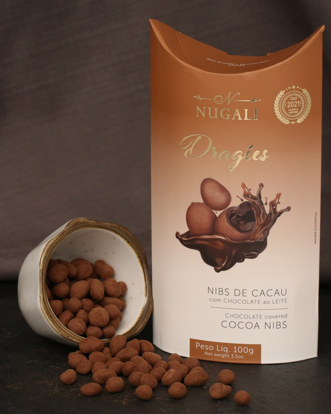 Dragée de nibs de cacau coberto com chocolate ao leite, premiado, feito com ingredientes selecionados de alta qualidade, ideal para quem aprecia chocolates gourmet.
