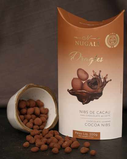 Dragée de nibs de cacau coberto com chocolate ao leite, premiado, feito com ingredientes selecionados de alta qualidade, ideal para quem aprecia chocolates gourmet.