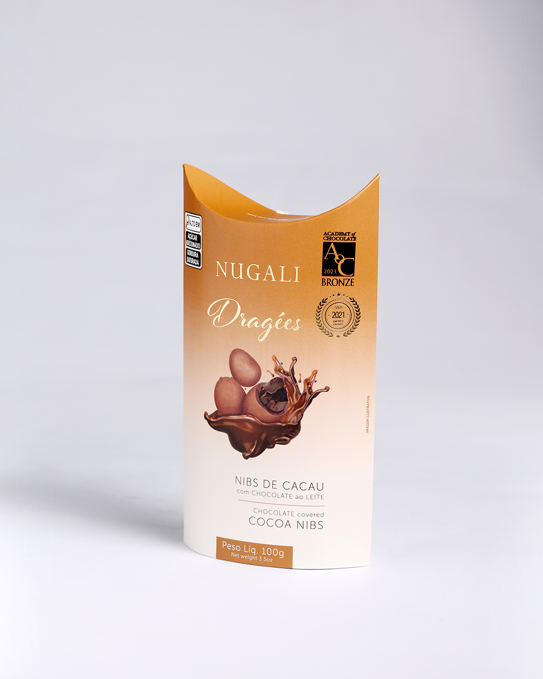 Dragée de nibs de cacau coberto com chocolate ao leite, premiado, feito com ingredientes selecionados de alta qualidade, ideal para quem aprecia chocolates gourmet.
