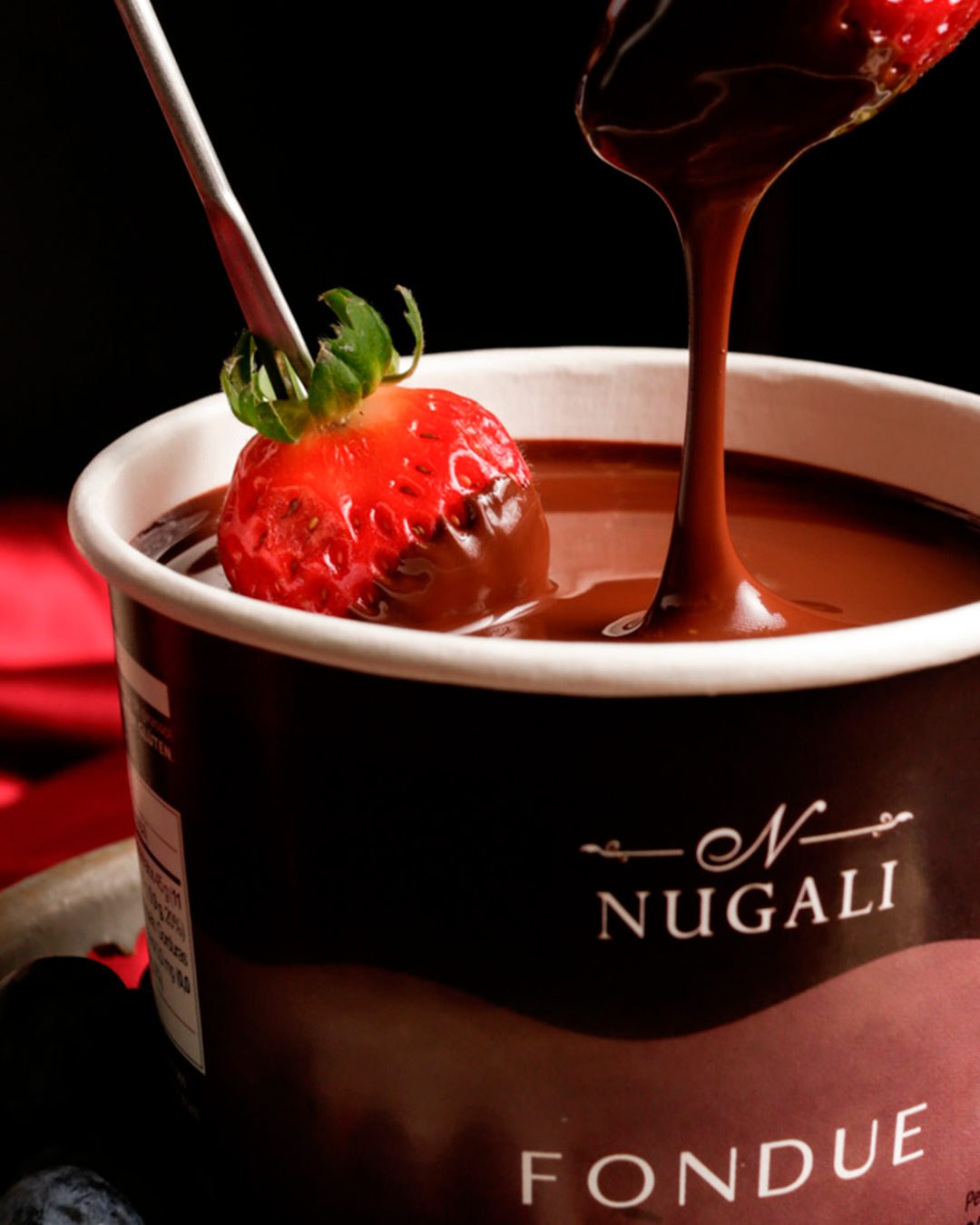 Fondue de Chocolate Amargo 60% Cacau é rico em flavonoides e com alto teor de cacau. Além disso, é uma escolha sem glúten, sem lactose, sem soja, gorduras trans e colesterol, garantindo sabor sem preocupações. Certificado Vegano e Kosher.