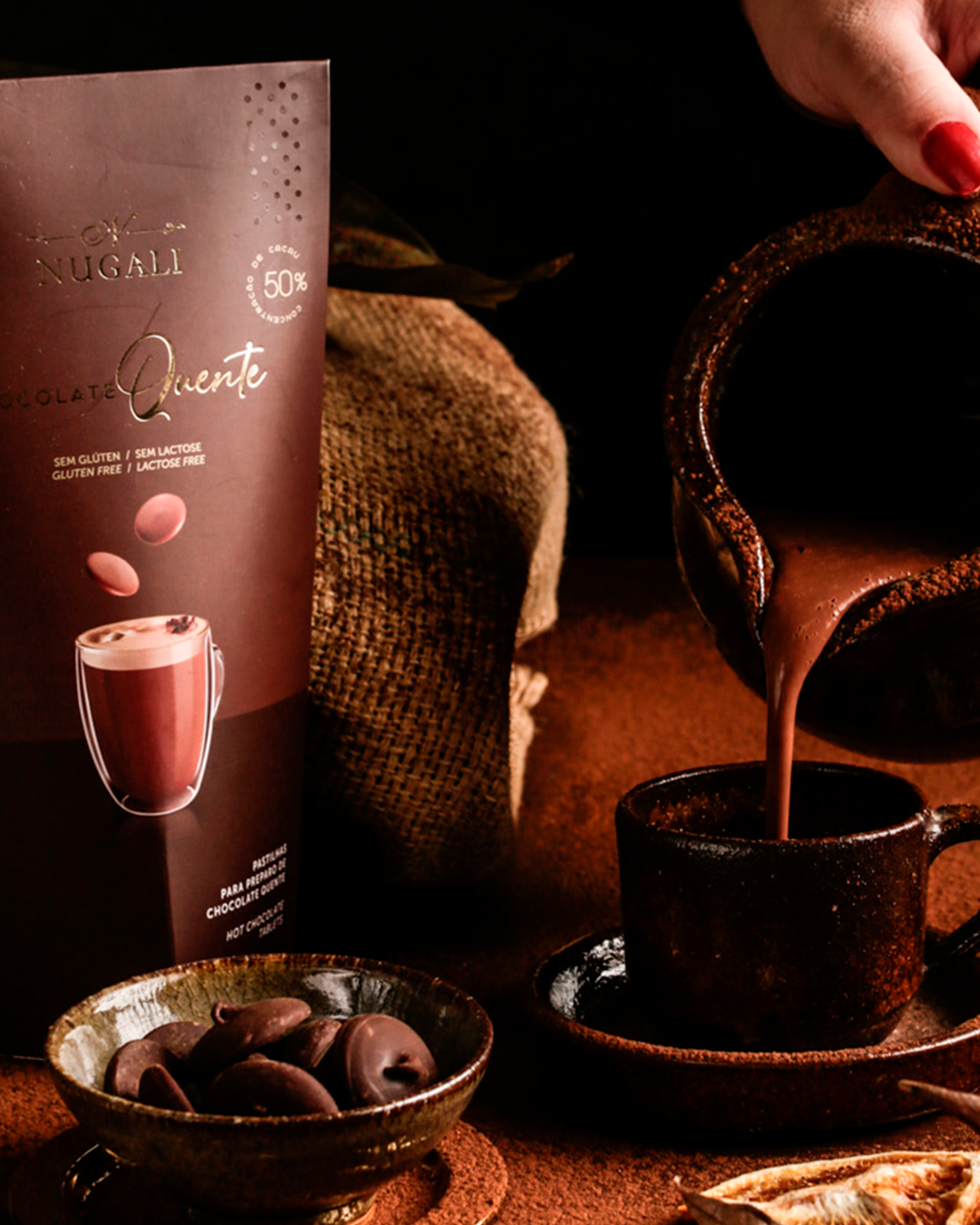 Chocolate quente intenso e cremoso feito com pastilhas de chocolate Nugali, perfeito para experiência gourmet.