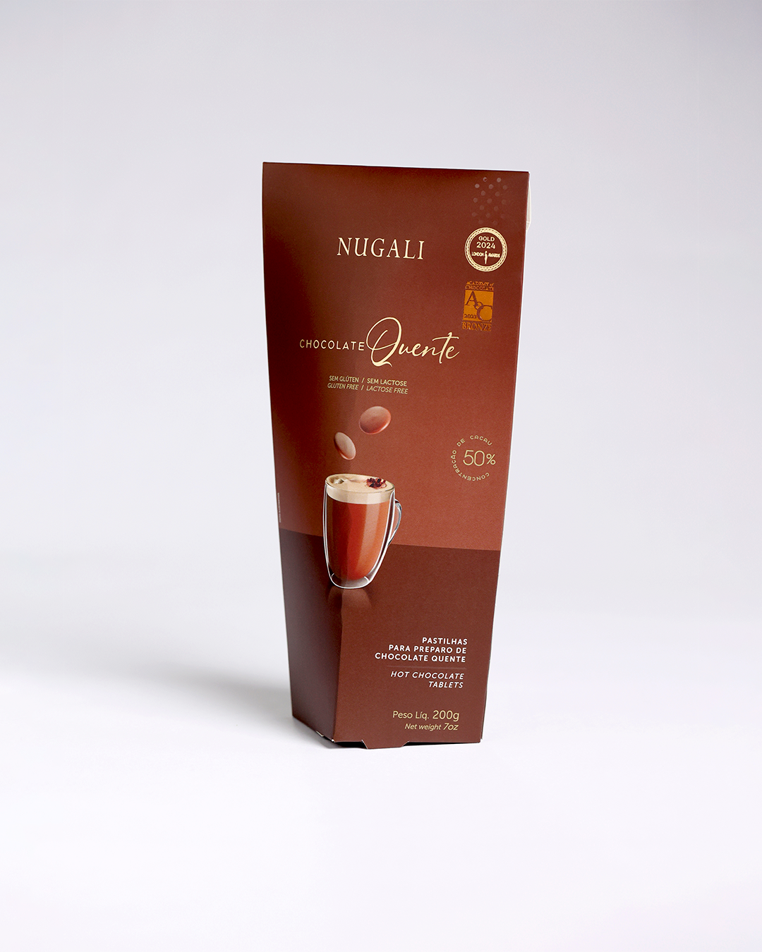 Chocolate quente intenso e cremoso feito com pastilhas de chocolate Nugali, perfeito para experiência gourmet.