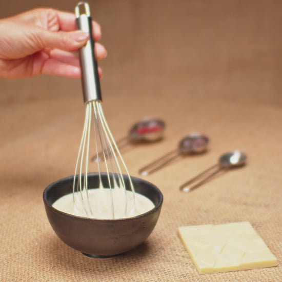 Chocolate Branco premiado, artesanal de alta qualidade, cremoso e feito com ingredientes naturais selecionados.