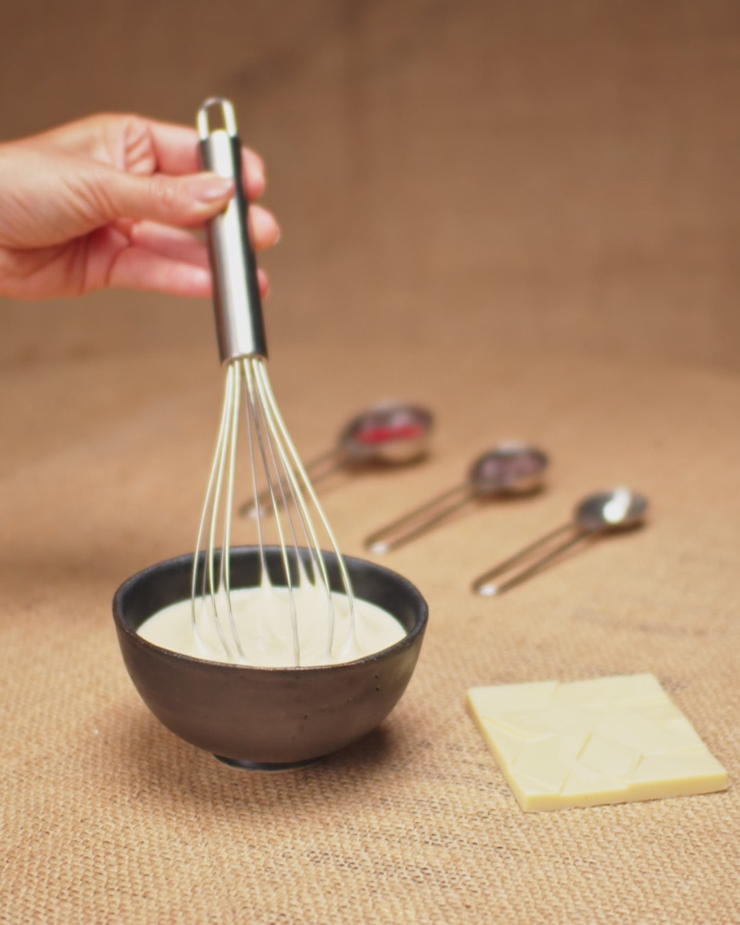 Chocolate Branco premiado, artesanal de alta qualidade, cremoso e feito com ingredientes naturais selecionados.