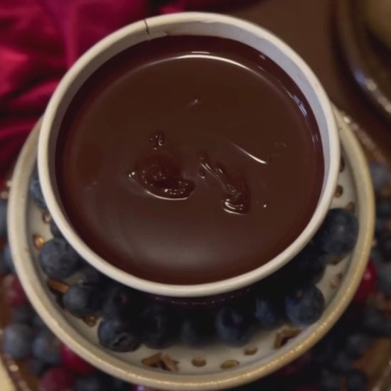 Fondue de Chocolate Amargo 60% Cacau é rico em flavonoides e com alto teor de cacau. Além disso, é uma escolha sem glúten, sem lactose, sem soja, gorduras trans e colesterol, garantindo sabor sem preocupações. Certificado Vegano e Kosher.