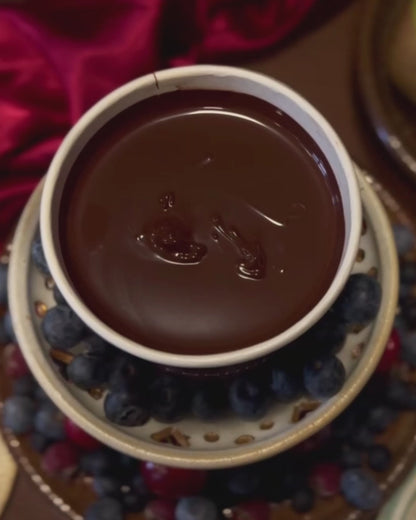 Fondue de Chocolate Amargo 60% Cacau é rico em flavonoides e com alto teor de cacau. Além disso, é uma escolha sem glúten, sem lactose, sem soja, gorduras trans e colesterol, garantindo sabor sem preocupações. Certificado Vegano e Kosher.