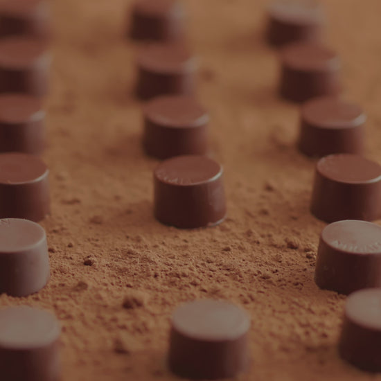 Deliciosos bombons de caramelo Nugali em chocolate ao leite, opção gourmet para momentos especiais.