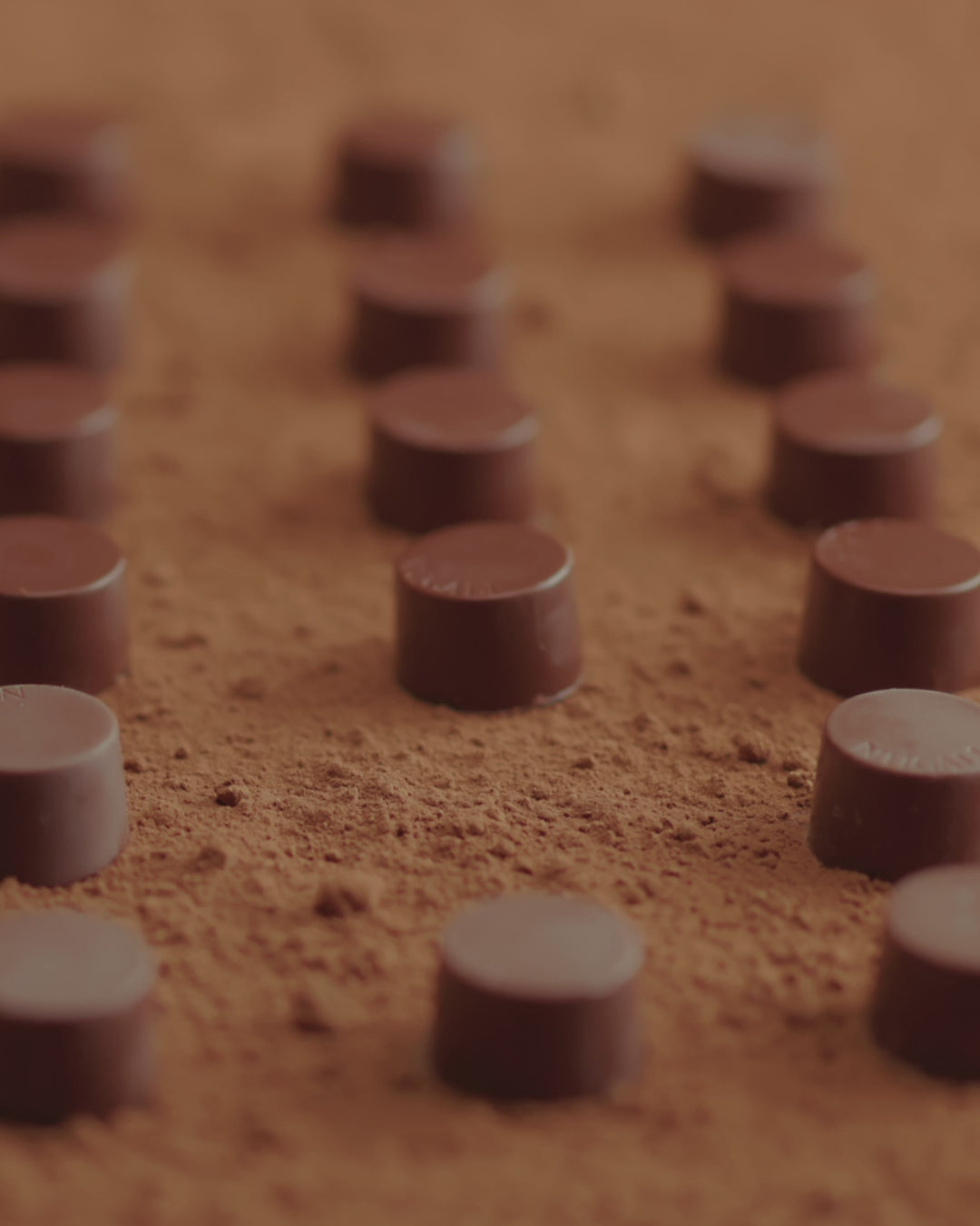 Deliciosos bombons de caramelo Nugali em chocolate ao leite, opção gourmet para momentos especiais.