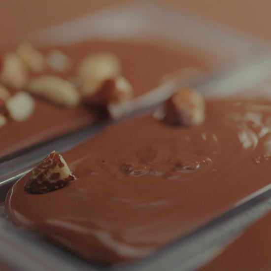 Chocolate premium Nugali com castanhas-do-Pará e sabor brasileiro.