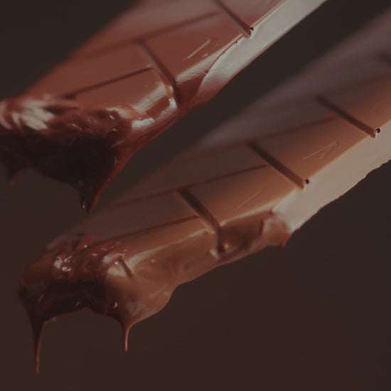 Chocolate Amargo 70% Nugali produzido com cacau brasileiro gourmet, sabor intenso e equilibrado, premiado internacionalmente, sem glúten, sem lactose e certificado vegano.
