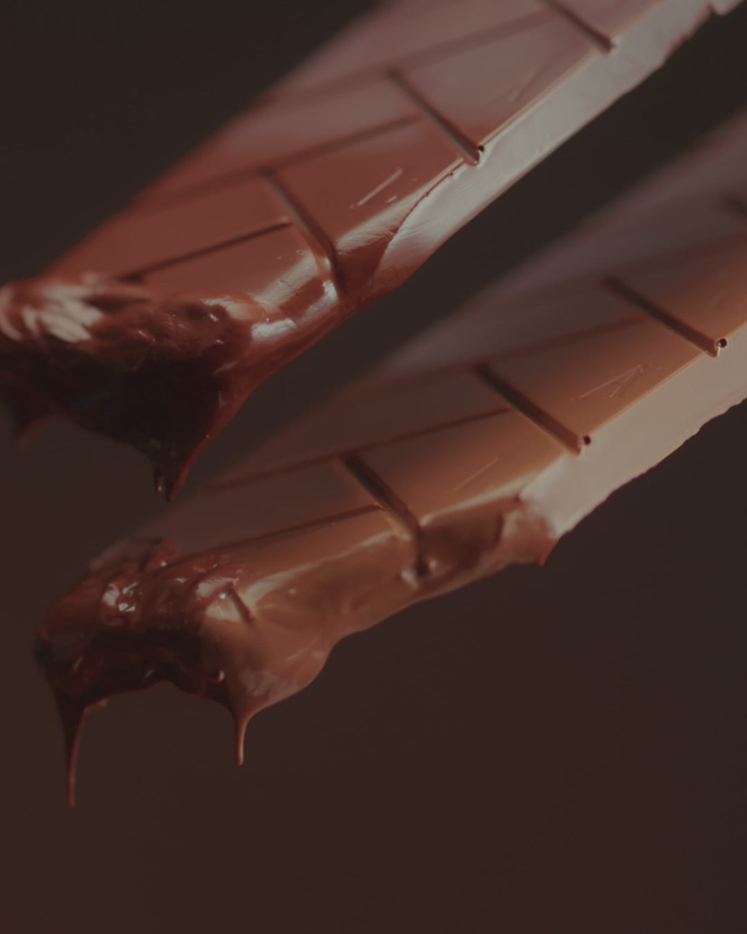 Chocolate Amargo 70% Nugali produzido com cacau brasileiro gourmet, sabor intenso e equilibrado, premiado internacionalmente, sem glúten, sem lactose e certificado vegano.