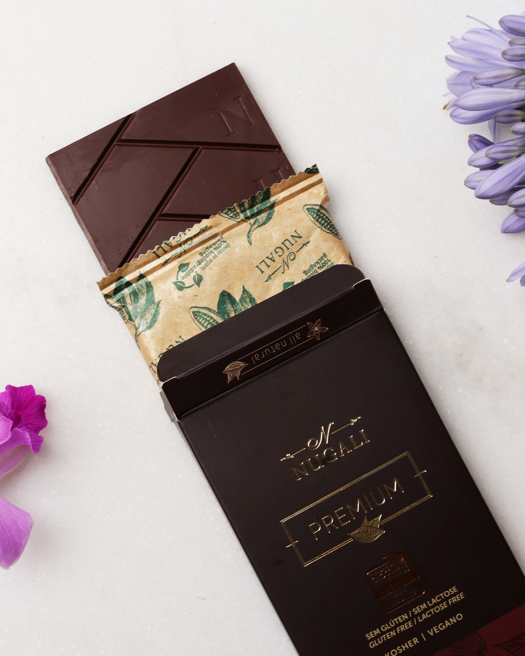 Chocolate Amargo 70% Nugali produzido com cacau brasileiro gourmet, sabor intenso e equilibrado, premiado internacionalmente, sem glúten, sem lactose e certificado vegano.
