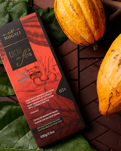 Produzido com 63% de cacau, o chocolate apresenta menos açúcar, permitindo que os sabores naturais do cacau e do cupuaçu se destaquem com mais intensidade.