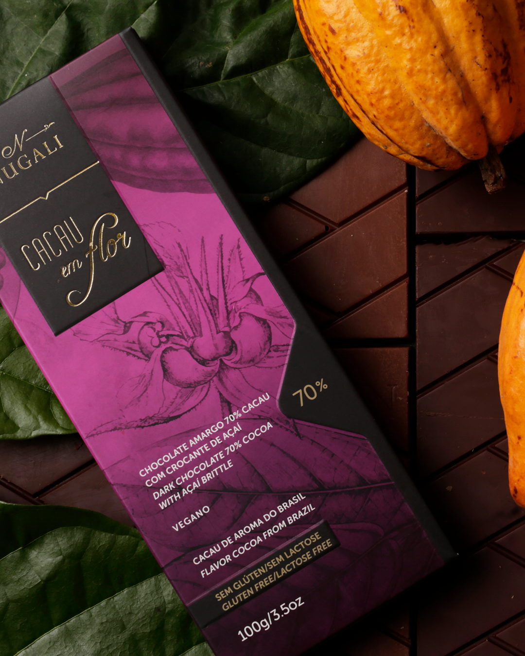 Chocolate que valoriza os aromas e nuances do cacau de origem, proporcionando uma experiência sensorial rica e elegante com o toque do açaí.