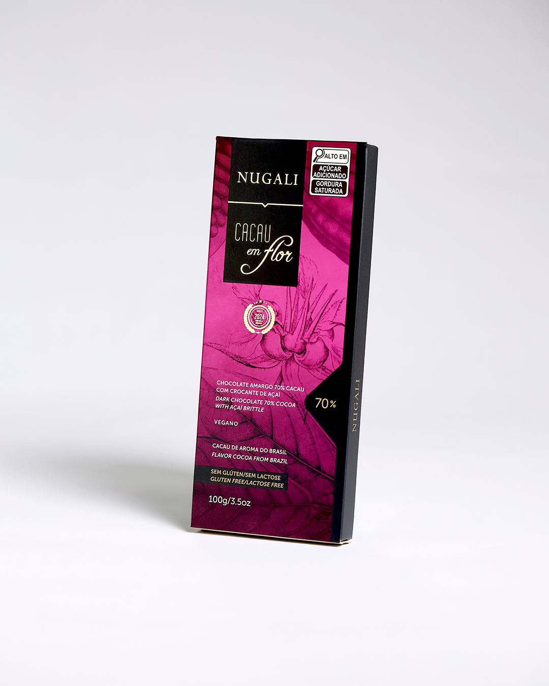Chocolate que valoriza os aromas e nuances do cacau de origem, proporcionando uma experiência sensorial rica e elegante com o toque do açaí.