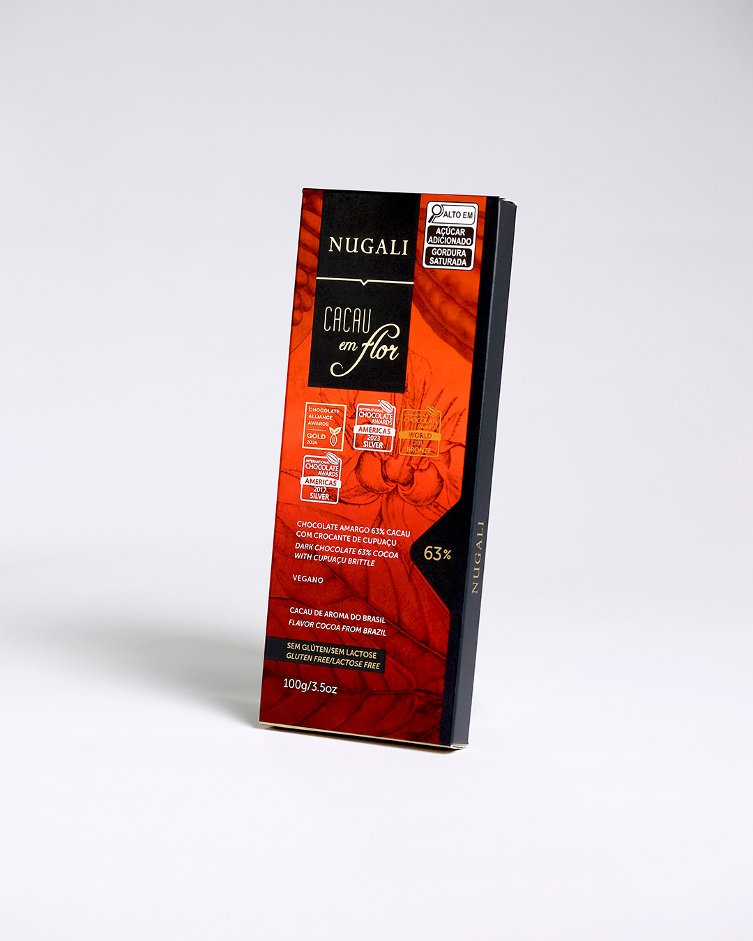 Produzido com 63% de cacau, o chocolate apresenta menos açúcar, permitindo que os sabores naturais do cacau e do cupuaçu se destaquem com mais intensidade.