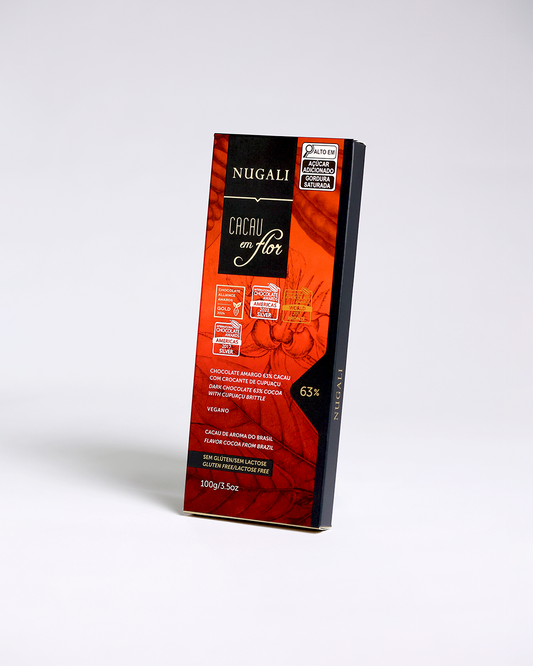 Produzido com 63% de cacau, o chocolate apresenta menos açúcar, permitindo que os sabores naturais do cacau e do cupuaçu se destaquem com mais intensidade.