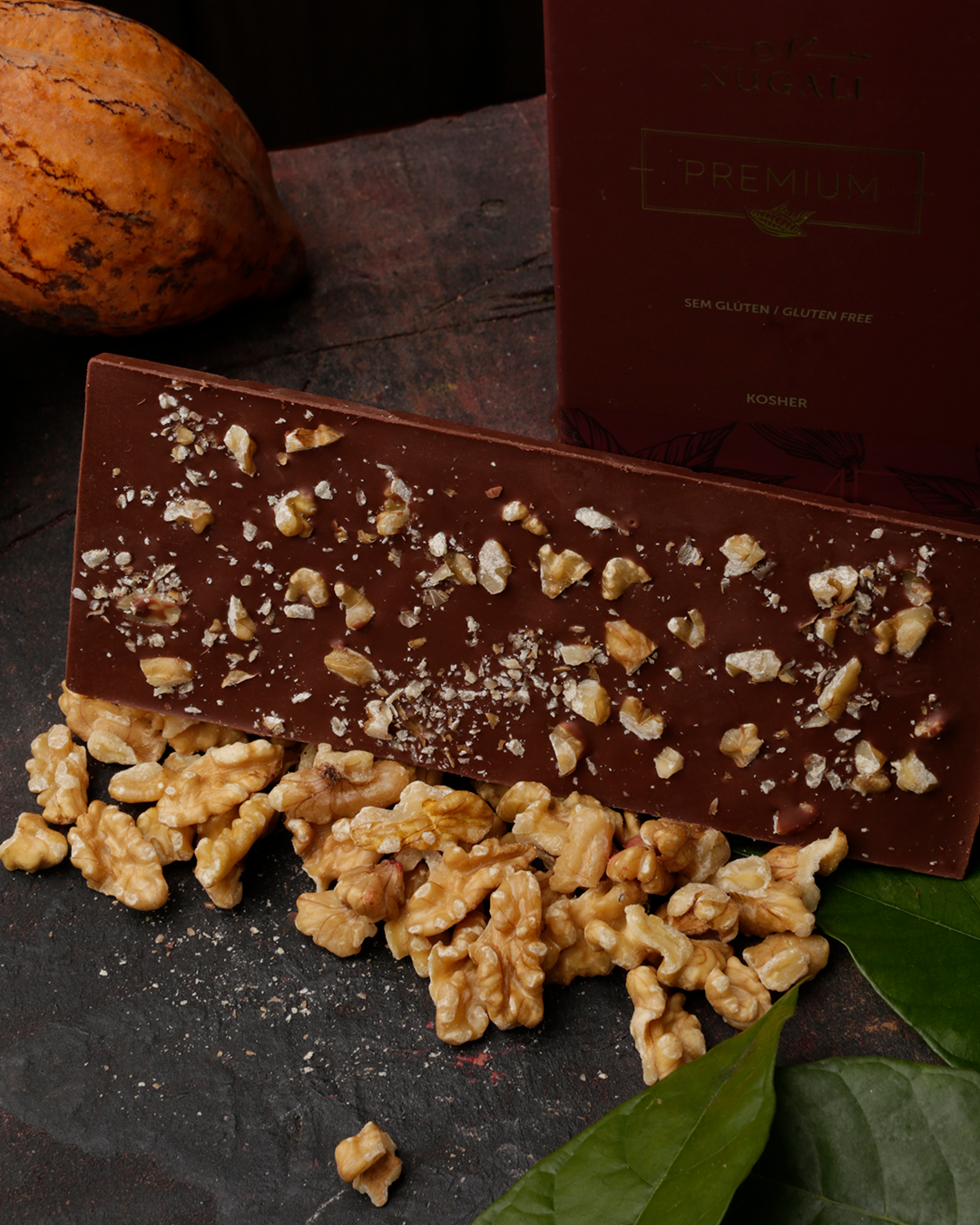 Chocolate ao leite premiado com nozes, criando uma experiência sensorial irresistível.