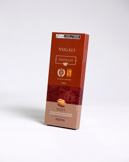 Chocolate ao leite premiado com nozes, criando uma experiência sensorial irresistível.