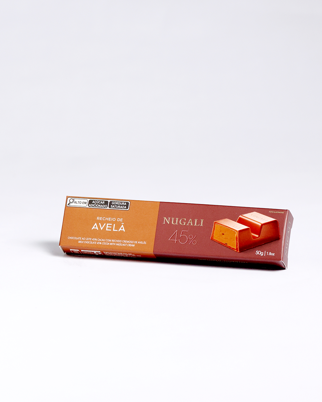 Tablete de chocolate ao leite 45% cacau recheado com creme de avelã, textura cremosa e sabor gourmet, sem glúten e sem conservantes.